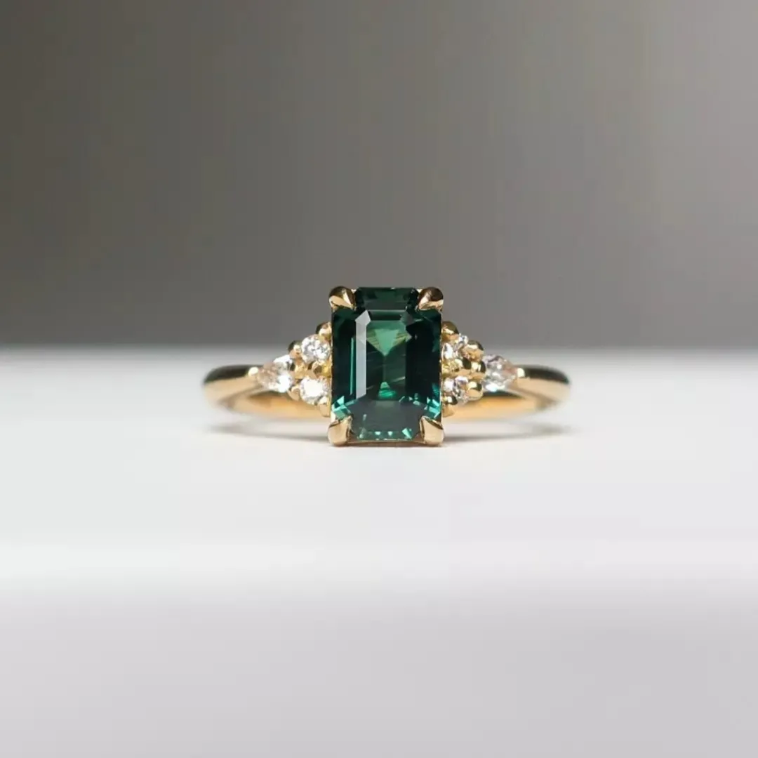 /public/photos/live/Excellent Cut Dark Green Emerald Engagement Ring 224 (2).webp